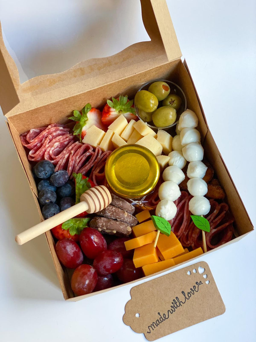 Deluxe charcuterie box Milwaukee Wisconsin – What a Box